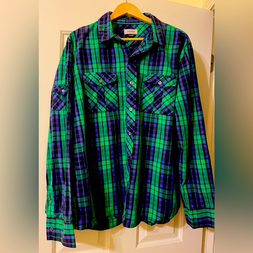 Handsome colors. Looks great on. Size XLarge by anchor blue